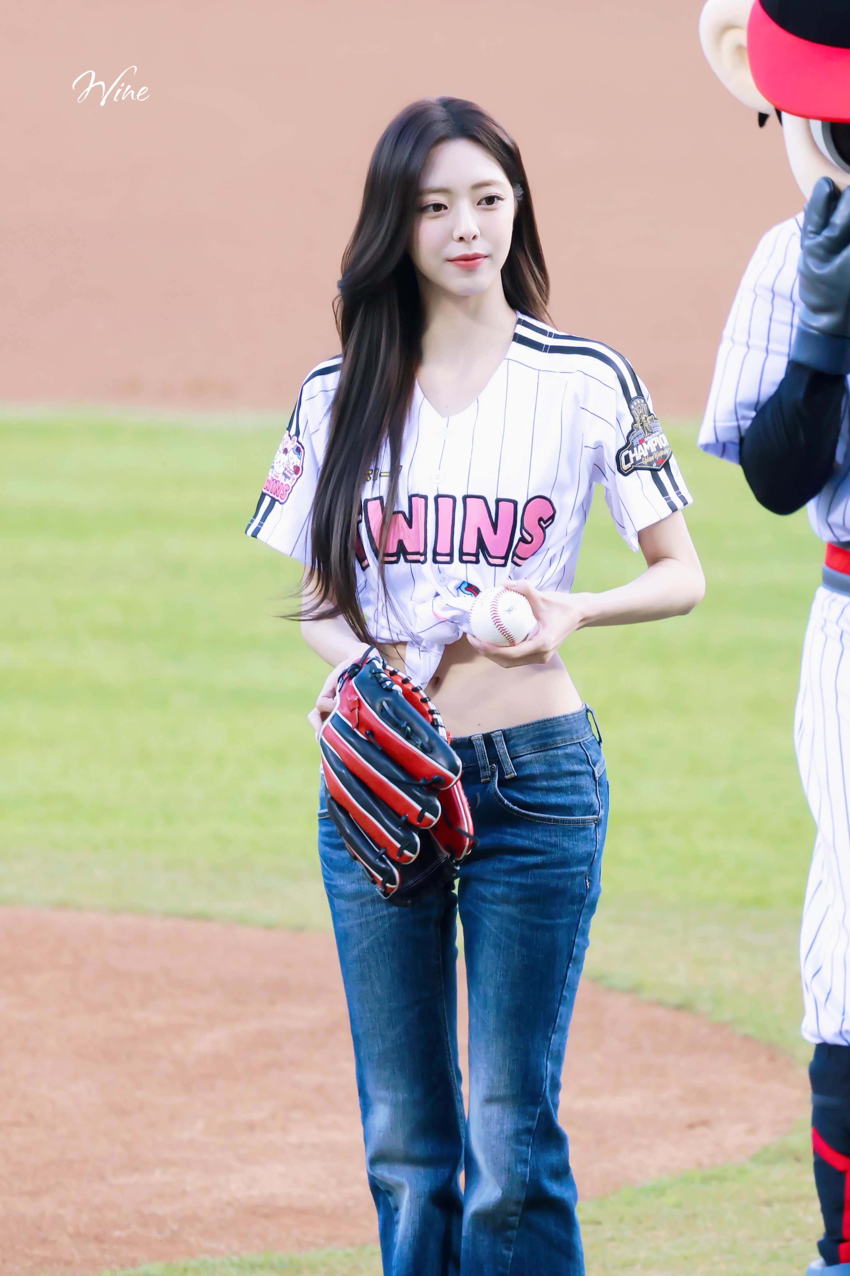 Yuna — 260401 Itzy YUNA - First Pitch for LG Twins HQ Photos
