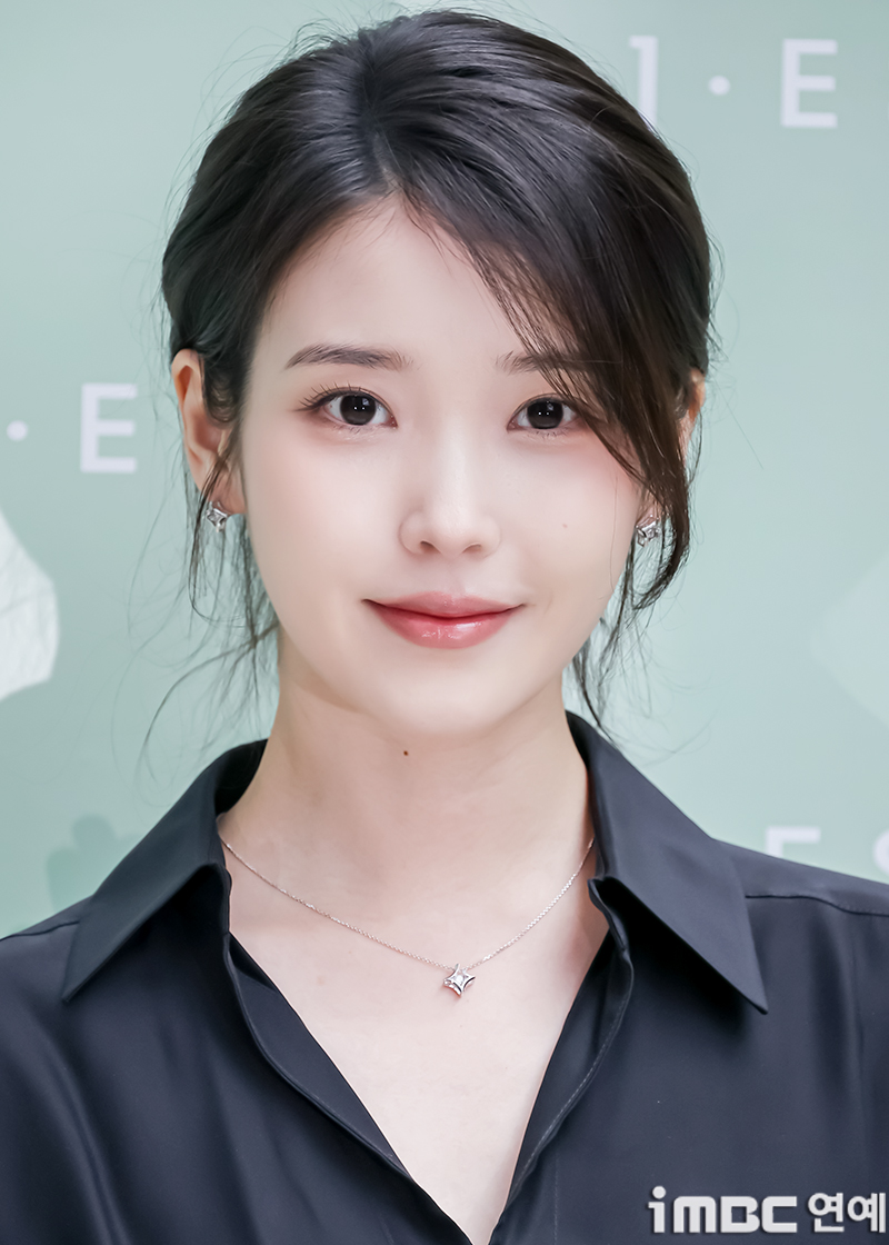 IU — IU Official Concert 'The Golden Hour' Photobook Scans HQ
