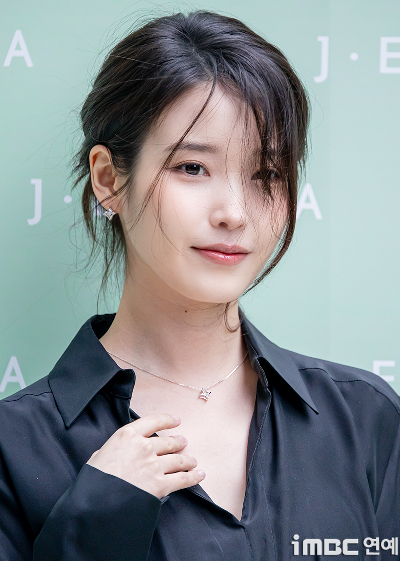 IU — 260511 IU at J.ESTINA Photowall HQ Photos | kpopping