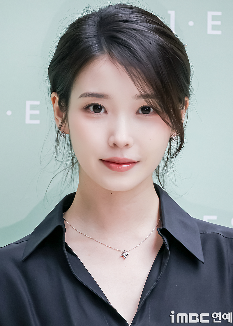 IU — 260511 IU at J.ESTINA Photowall HQ Photos | kpopping
