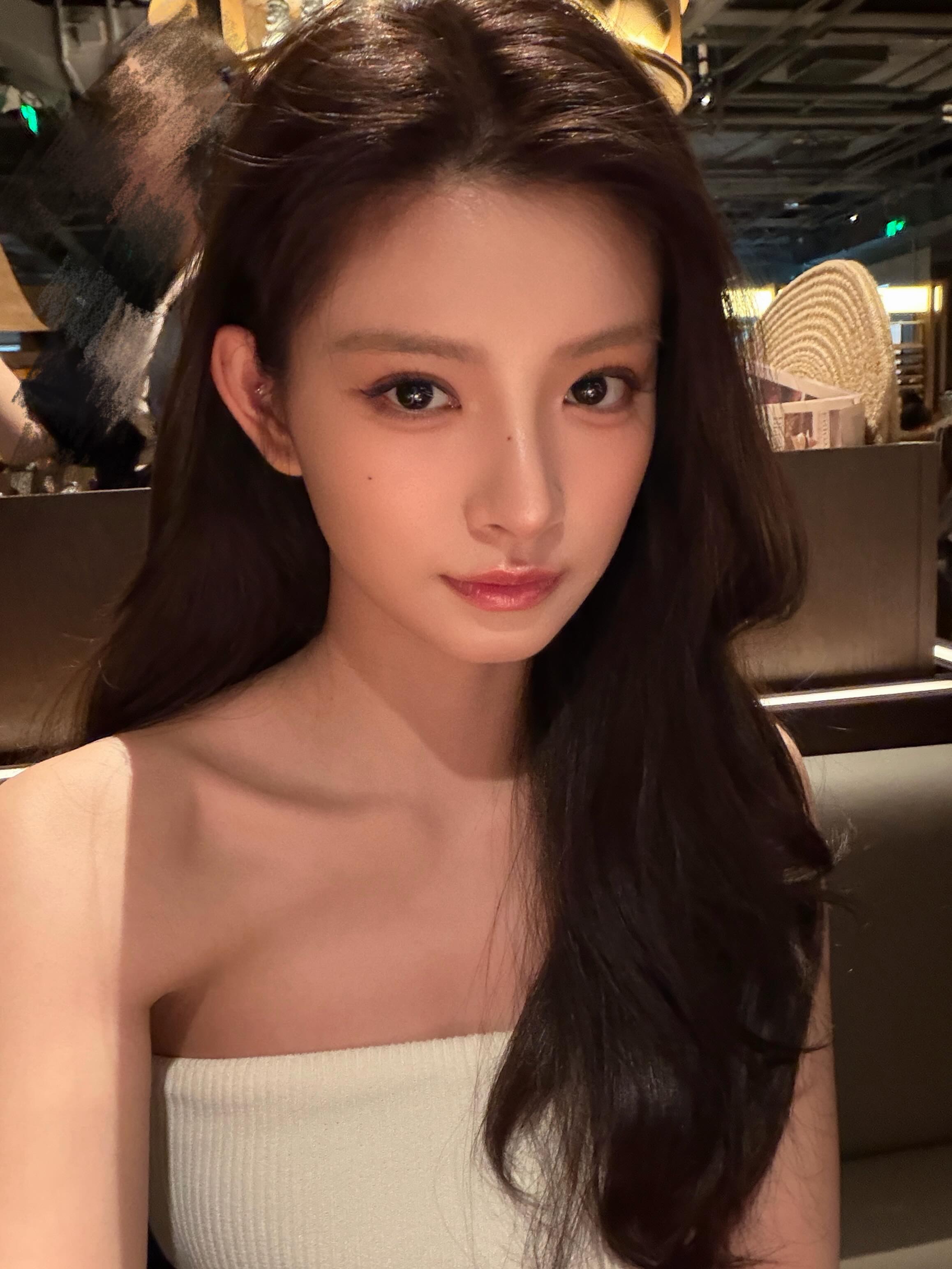 200307 EVERGLOW Twitter Update - Yiren at EVERLASTING Tour in