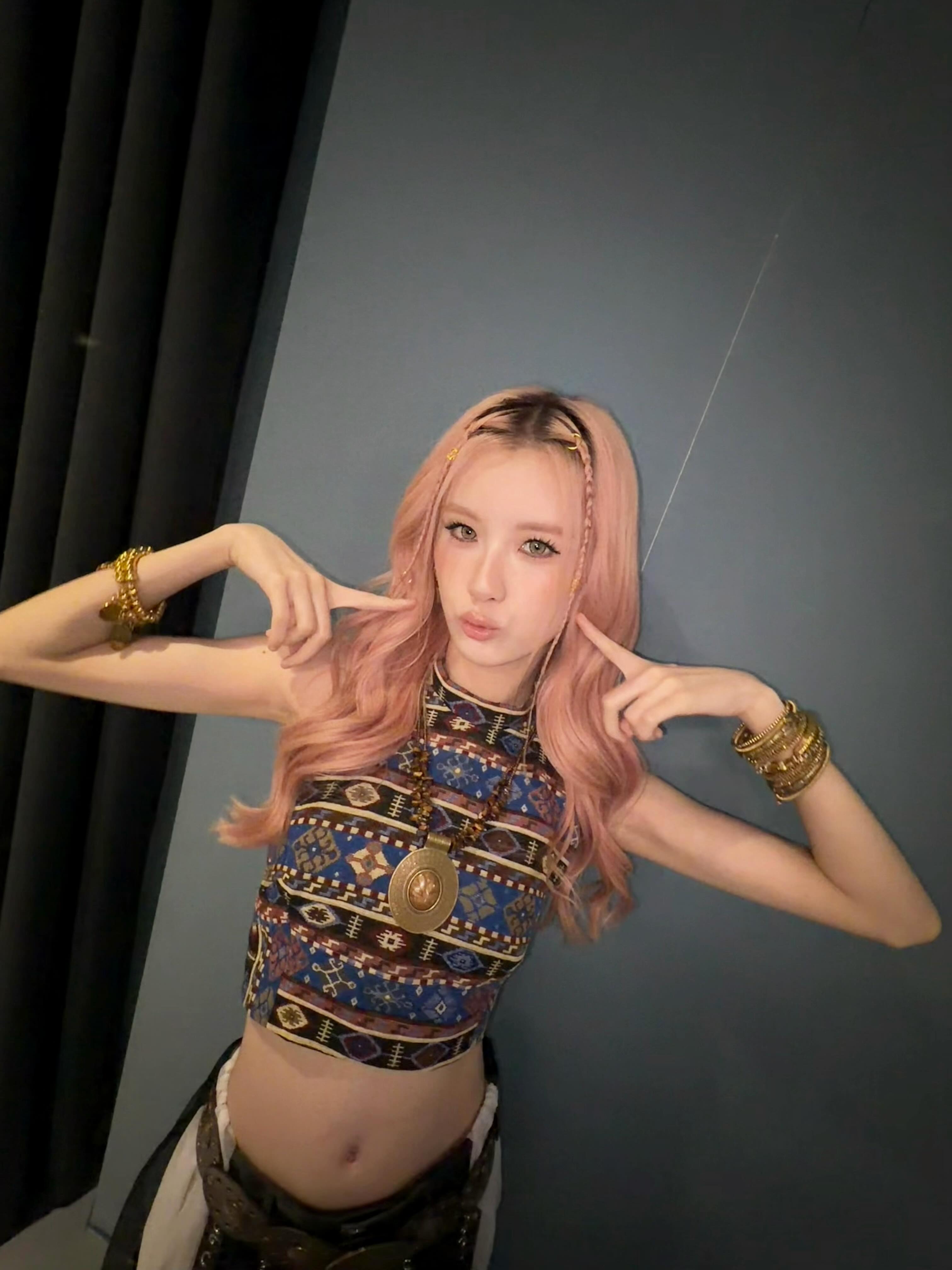 Lili — 260524 LILI Instagram Update HQ Photos | kpopping