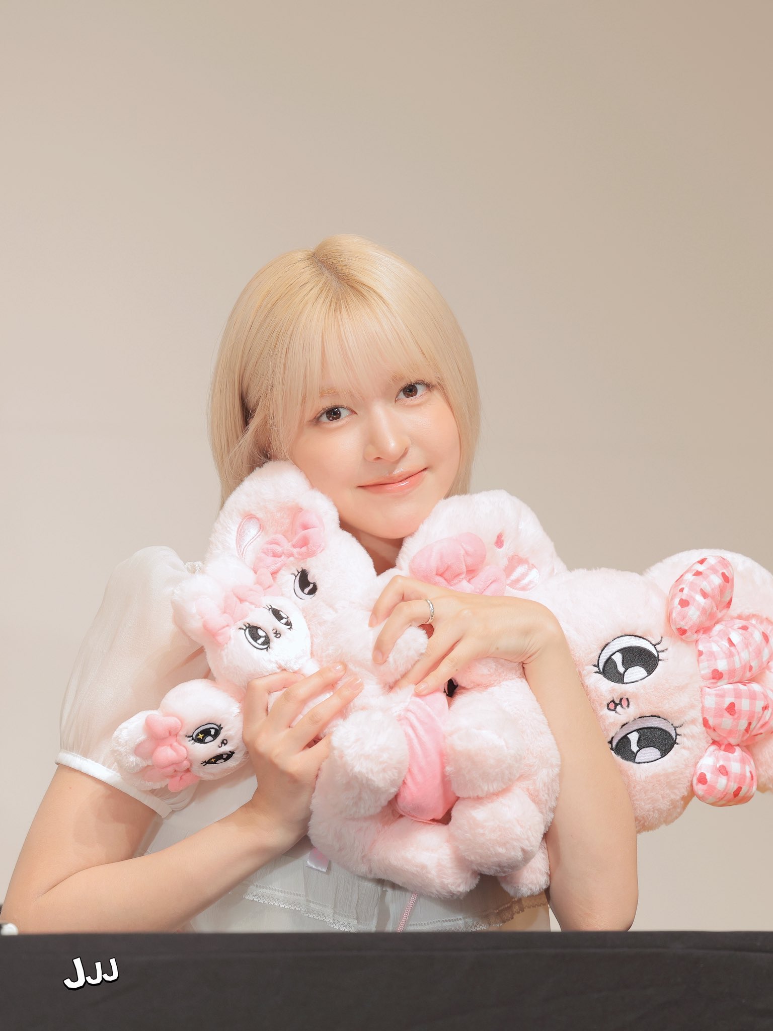 Lily — 260806 Lily at Makestar Fansign in Tokyo HQ Photos